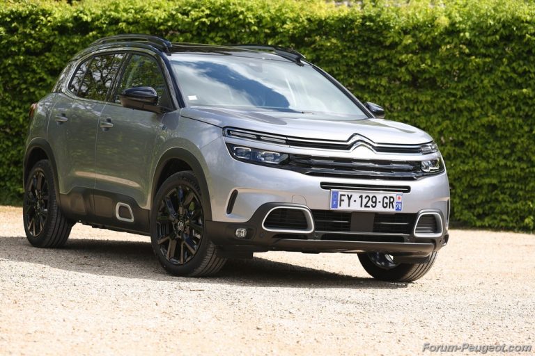 Essai comparatif Citroën C5 Aircross et Peugeot 3008 Hybrid 225